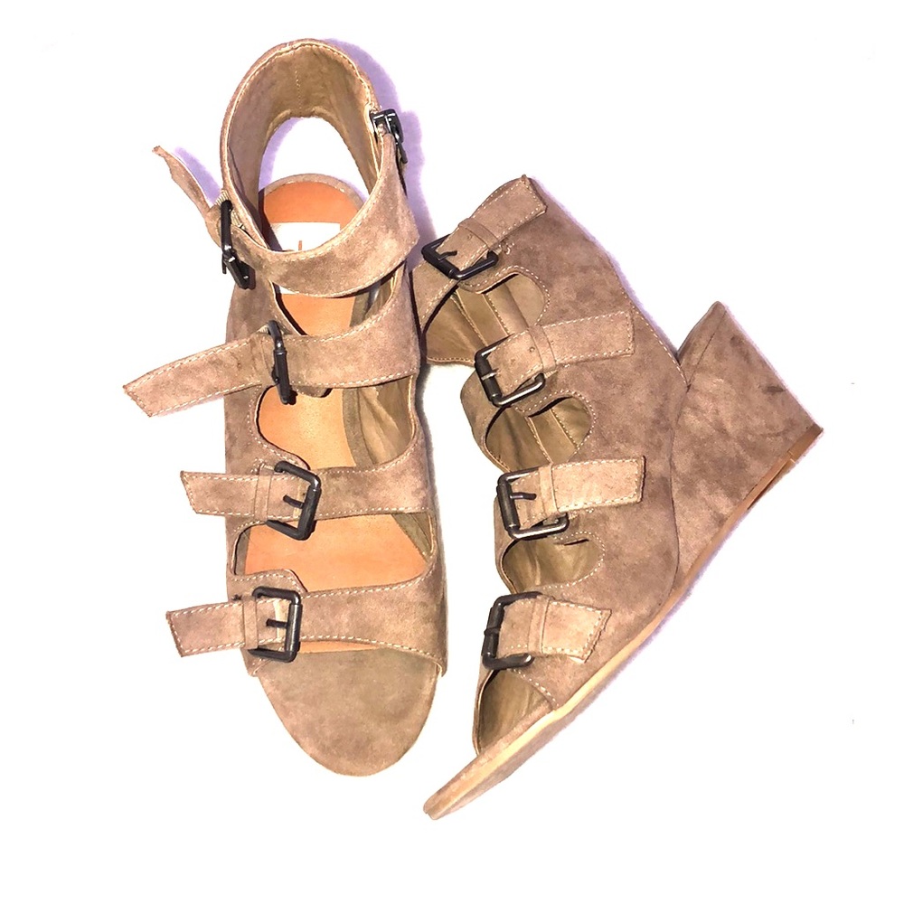 Open-toe wedged heels